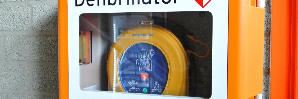 Das Bild zeigt einen Defibrillator