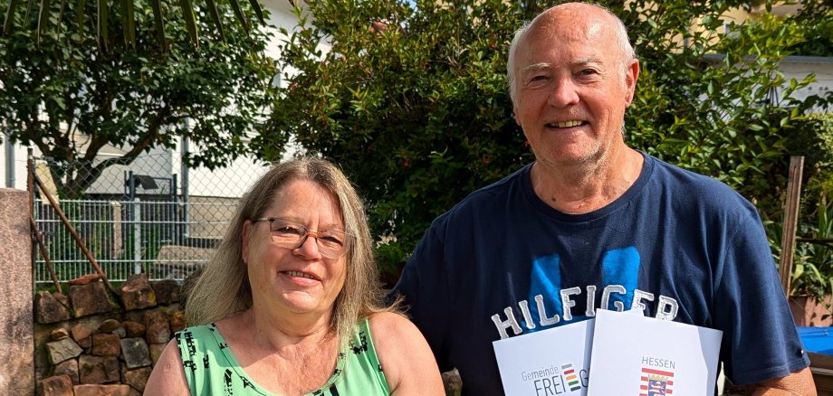 Jutta und Wolfgang Schilling haben sich vor 50 Jahren das Ja Wort gegeben Von der Gemeinde Freigericht gab es Urkunden und ein Geschenk