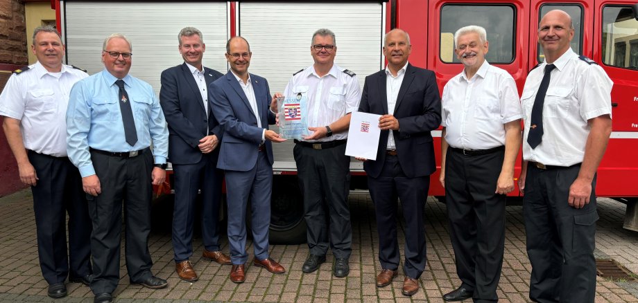 Freude anlässlich der Übergabe des Zuwendungsbescheids durch Hessens Innenminister Roman Poseck Dritter von rechts an die Gemeinde Freigericht für den Erweiterungsbau der Feuerwehr Neuses. 