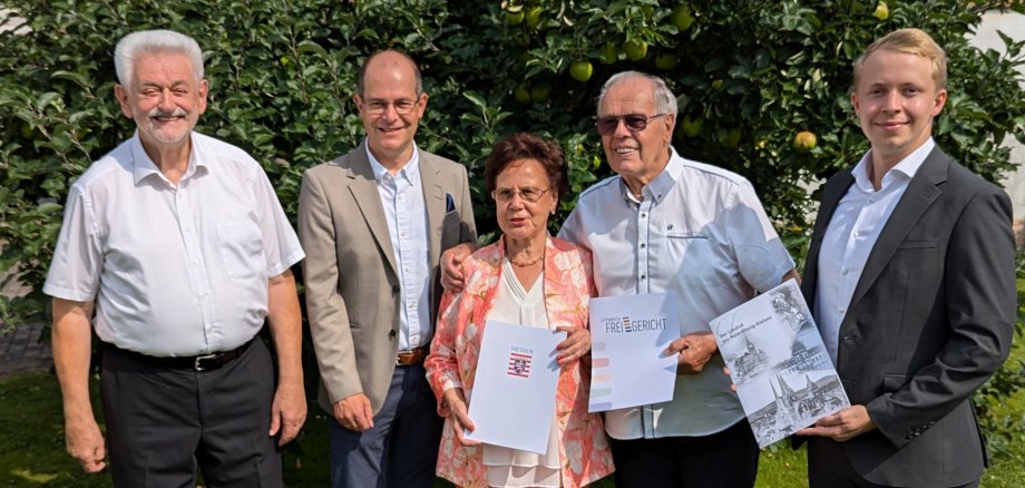 Das Ehepaar Renate und Günter Tautges nimmt zur Diamantenen Hochzeit Glückwünsche von Bürgermeister Dr Albrecht Eitz sowie Hugo Klein Vorsitzender der Gemeindevertretung links und Kreisbeigeordnetem Jannik Marquart rechts entgegen.