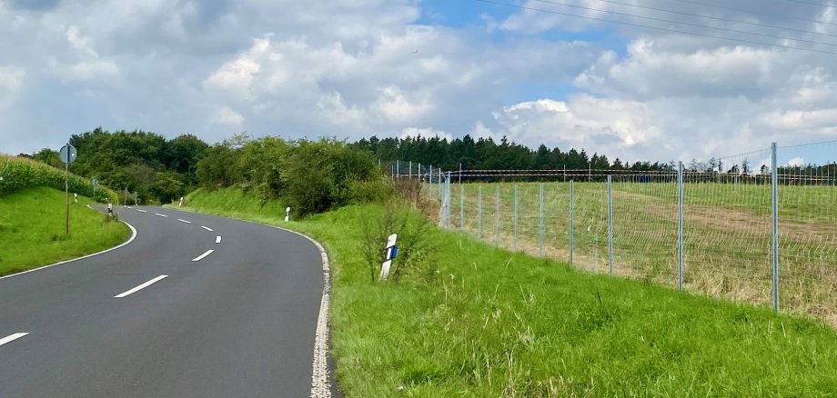 Rechtseitig der Landesstraße entsteht bis Ende des Jahres 2024 das Somborner Sonnenkraftwerk.