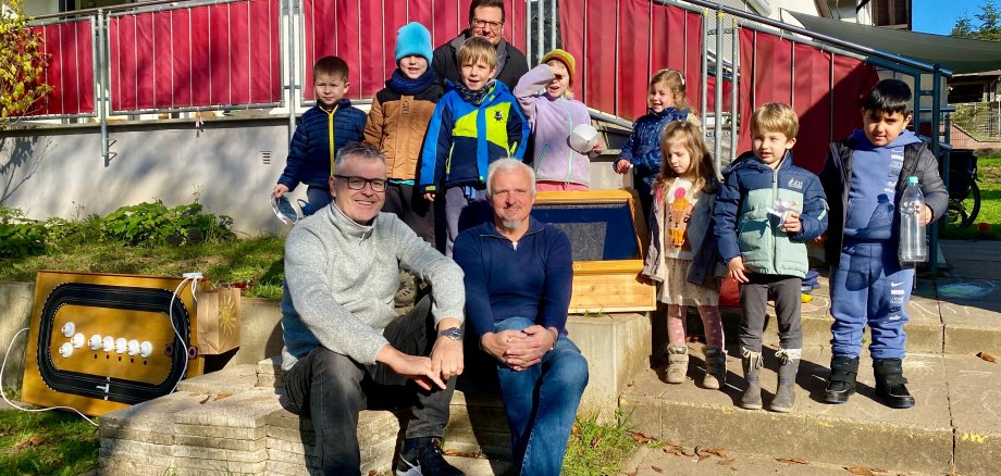 Die Kinder aus der Katholischen Kita St. Wendelin mit Erzieher Manuel Schaack (hinten Mitte) hatten Spaß an der mit Muskelkraft angetriebenen Carrera-Bahn, die Klimaschutzmanager Andreas Frank (vorne links) und Thomas Franz vom Energiestammtisch in die Kita gebracht hatten.