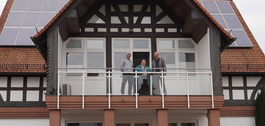 Bürgermeister Dr. Albrecht Eitz (rechts) und seine Mitarbeiter freuen sich über die neue Rathaus-Außenstelle in Altenmittlau.