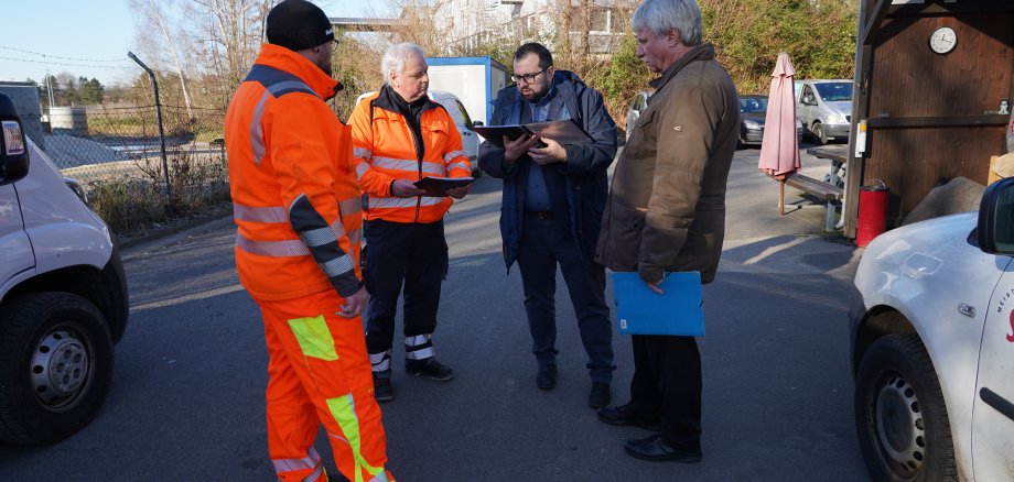 Bürgermeister Waldemar Gogel (Zweiter von rechts) beim Rundgang über den Bauhof mit Bauhofleiter Klaus Kern und Eigenbetriebsleiter Volker Möbus